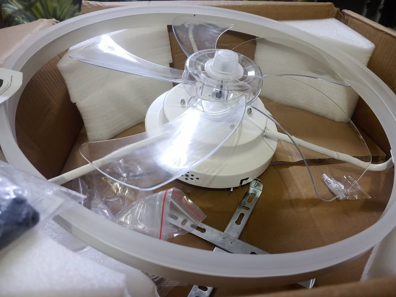 المنتج عبارة عن مروحة سقف حديثة مزودة بإضاءة LED مدمجة وجهاز تحكم عن بعد. 
تتميز بتصميم عصري يدمج المروحة مع وحدة إضاءة في قطعة واحدة.
توفر كفاءة في استهلاك الطاقة مقارنة بأنظمة التبريد الأخرى.
يمكن استخدامها لتوزيع الهواء بشكل مريح في الغرفة.
تأتي مع جهاز تحكم عن بعد لتعديل سرعة المروحة والإضاءة بسهولة
السعر 30 الف


**إذا كنت صاحب هذا الإعلان وتريد حذفه لأي سبب، رجاءا أرسل رسالة إلى الدعم الفني**