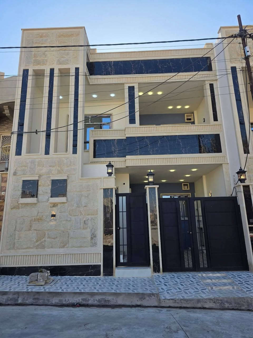 💯للبيع...for sale... للبيع 
دار بناء حديث 2025 (zero) #معزول_عزل_تام
#موقع حي السماح الاساتذه خلف المستوصف
#مساحة 150مربع ركن واجهة 7.5م
🏨يتكون من طابقين معزول الطابق الاول عن الثاني
#طابق_الاول كراج مطبخ استقبال هول غرفتين نوم صحيات
#طابق_الثاني مطبخ استقبال هول غرفتين نوم صحيات بيتونه
#الدار_مصمم_على_الطراز_الحديث
(سقوف جبس سيراميك هندي ابواب رئاسي شباك المنيوم سلايت نظام دكت وسبالت وكاميرات)  
_________________
للأستفسار عن السعر وباقي التفاصيل مراجعة مكتب عمار الهزاع لتجارة العقارات او الاتصال.. 
📞***********
📞***********
