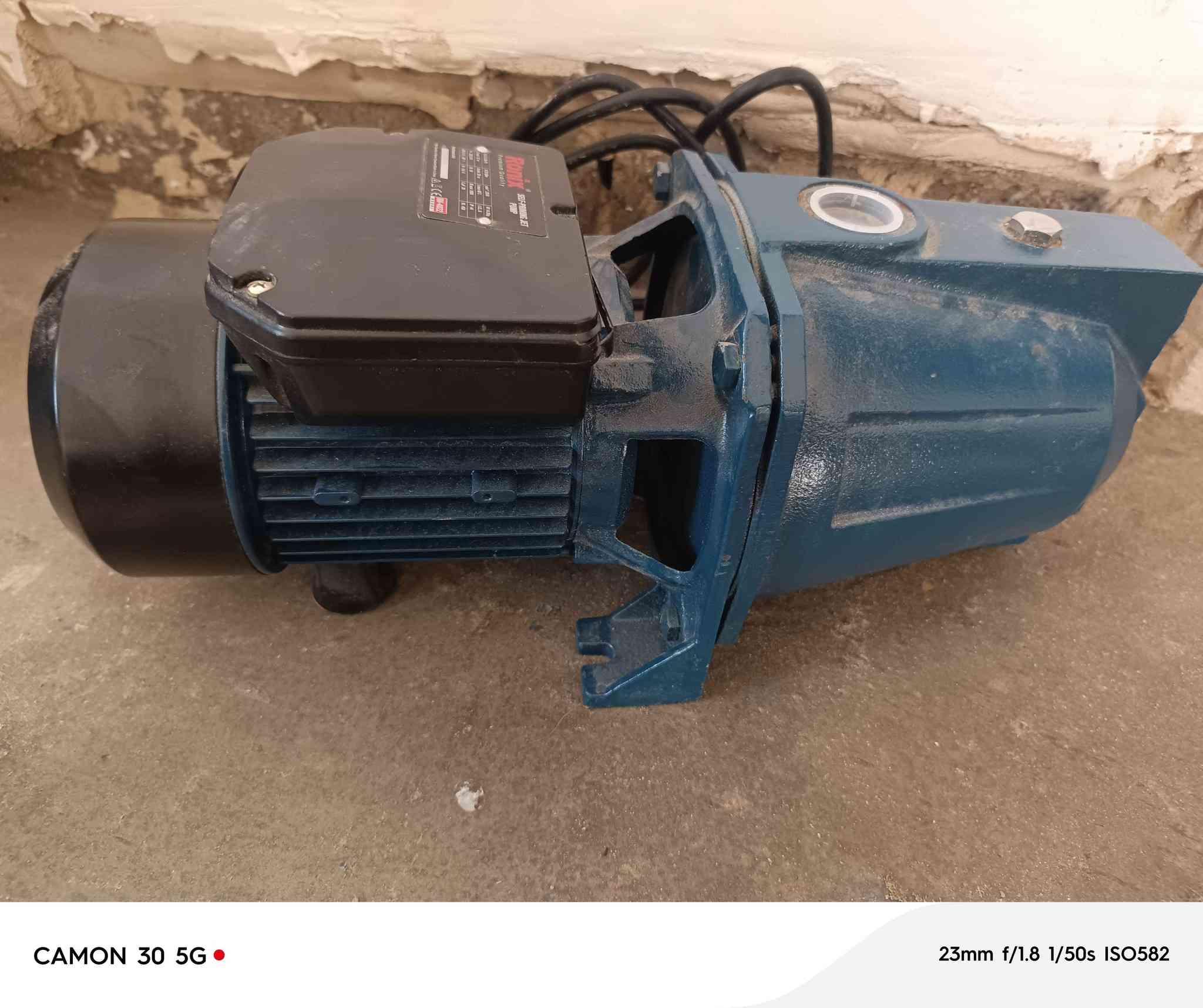 هذه لوحة بيانات مضخة مياه من نوع "جيت" (Jet) ذاتية التحضير من علامة Ronix التجارية، طراز RH-4022.
الطاقة والقدرة: تعمل بقدرة 1 حصان (0.75 كيلوواط) وتستهلك بحد أقصى 1000 واط.
الأداء: معدل تدفق يتراوح بين 0.3 و 3.0 متر مكعب في الساعة، مع أقصى ارتفاع للرفع يبلغ 52 متراً.
الكهرباء: تعمل بجهد 220-240 فولت وتردد 50 هرتز.
المواصفات الفنية: سرعة دوران 2850 دورة في الدقيقة، وتصنيف حماية IP44. الفلوجة, الأنبار


**إذا كنت صاحب هذا الإعلان وتريد حذفه لأي سبب، رجاءا أرسل رسالة إلى الدعم الفني**