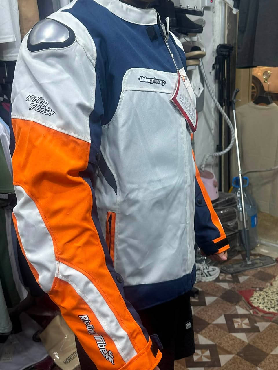 سلام عليكم قمصله مال دلفريه قياس XL ماركة باله أوربي اصليه سعر 100وبيها مجال بسيط ***********
