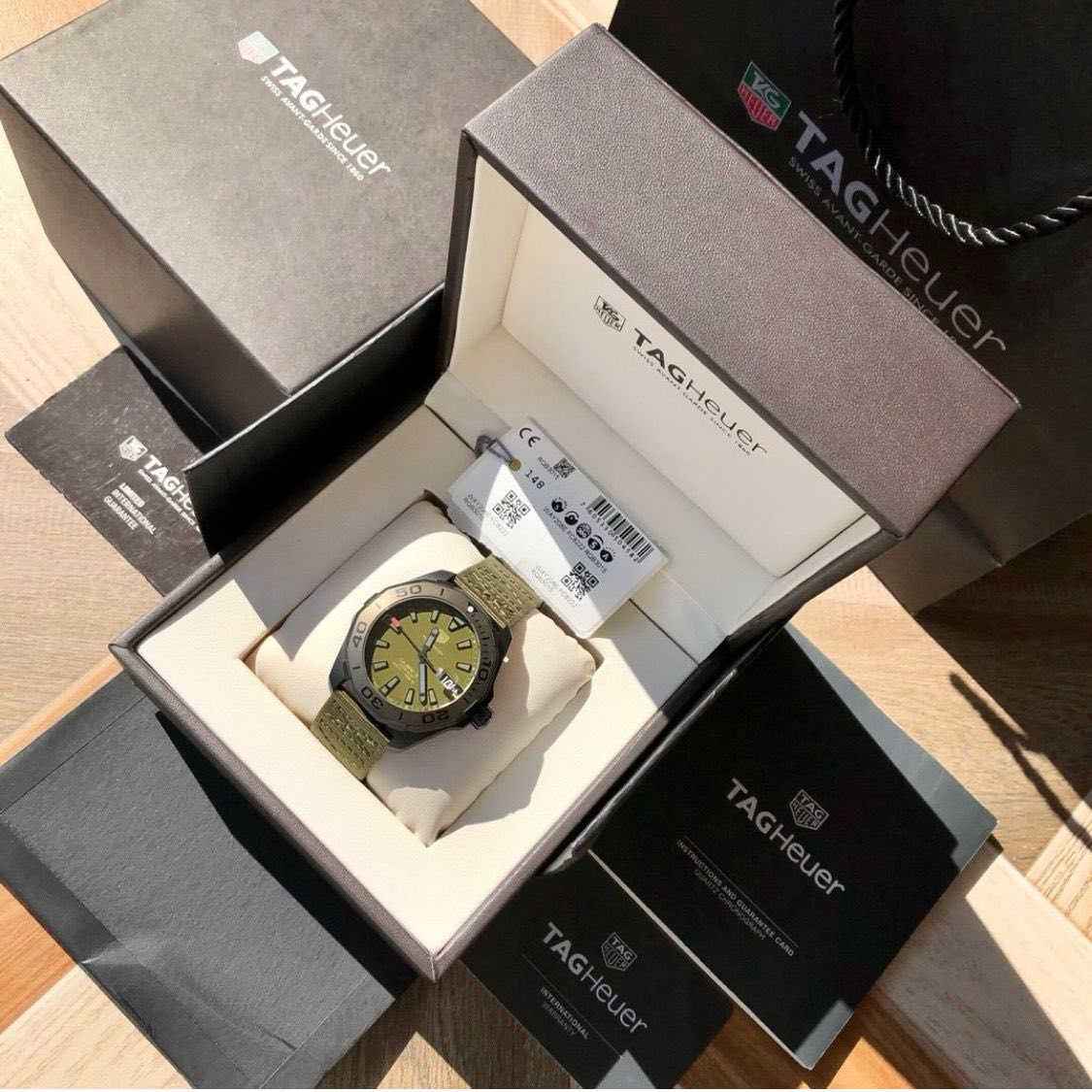 الموديل
• TAG Heuer Aquaracer Calibre 5

الحركة
 • أوتوماتيك (Automatic)
 • Calibre 5
 • احتياطي طاقة حوالي 38 ساعة

الهيكل
 • القطر: تقريبًا 43 مم
 • السماكة: حوالي 12 مم
 • المادة: فولاذ مقاوم للصدأ مع طلاء أسود (PVD)
 • الإطار (Bezel): دوّار باتجاه واحد، مخصص للغوص

المينا (الوجه)
 • لون أخضر عسكري
 • مؤشرات وعقارب مضيئة (Super-LumiNova)
 • نافذة تاريخ عند الساعة 3 مع عدسة مكبرة

الزجاج
 • كريستال ياقوت (Sapphire)
 • مقاوم للخدش

مقاومة الماء
 • حتى 300 متر / 1000 قدم
 • مناسبة للغوص الاحترافي

السوار
 • سوار قماشي NATO
 • قفل دبوسي

ميزات إضافية
 • تاج لولبي (Screw-down crown)
 • صناعة سويسرية🇨🇭

السعر اتصل على الرقم 
***********
