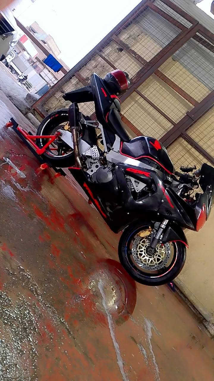 السلام عليكم دراجة cbr 929                                                                             سرعة 300 كفالة عامة مغلفة كاربون فايبر زعانف بلادي الياف مغلق نانو سيراميك  
مكان شعب سعر ***********
