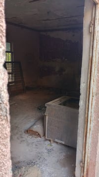 بيت للبيع المساحه ٤٠٠ متر (20*20) بناء قديم يعتبر قطعة ارض . البيع كام...