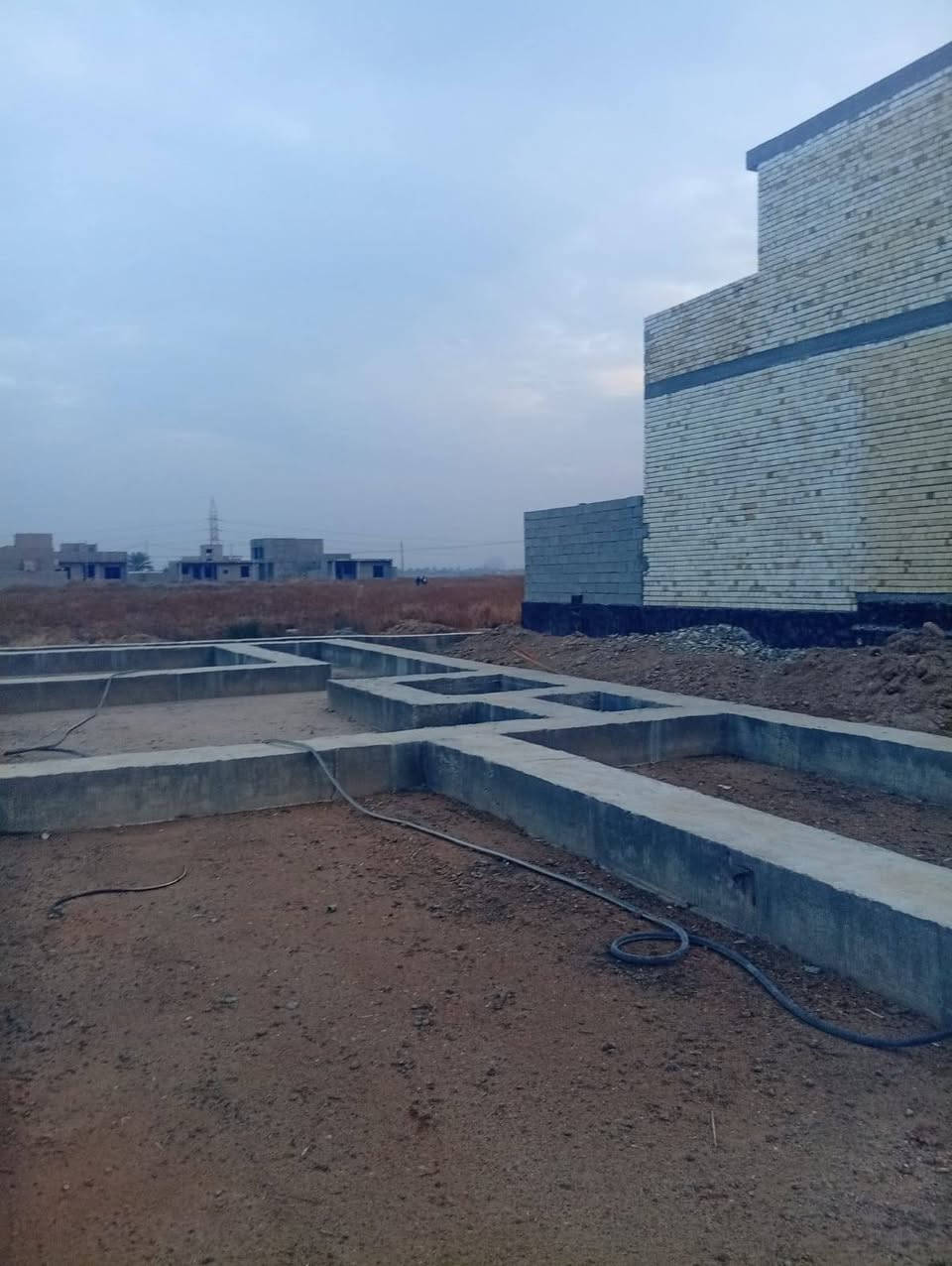 مقاولات عامه ⬇️⬇️
عروض تسليم 🔑🔑 مفتاح ( بالتقسيط والنقد والنسبه ) 
 مقاولات العامه  بناء والهدم) ***********واتساب
مواصفات البناء : بناء وهدم جميع الابنيه 
🏡تاسيس شبكة مجاري 4 انج الامل الشريف المصري المسلح الاصلي ثلاث طبقات مع مراعاة الابعاد الهندسية
🏡تسليح الاساس الشريطي  بالحديد   (FF) عراقي و بابعاد 50*40
🏡بناء الطابق الاول بالطابوق الجمهوري عراقي او الاحمر ( حسب طلب)  ارتفاع20-3 م
🏡تاسيس شبكة كهرباء بوري النوعية اردني درجة اولى للسقوف والجدران بخارطة حديثة وشبكة سبورت لايت  حسب التصاميم الحديثة 
🏡تسليح السقف الاول بالحديد   ff وحسب الاقطار 12ملم 16ملم  وصب السقف خلطة بالصب الجاهز .
🏡اطار فريم حديد للشبابيك جنل
🏡تجهيز وعمل شتايكر للسقف مع فلين 3سم ونايلون وبمواصفات درجة اولى
🏡اعمال لبخ للستائر والبيتونة والمناور 
🏡القيام بعمل البياض للجدران الداخلية درجة اولى
🏡 تغليف جدران الحمامات والمطابخ بالسيراميك حسب طلب الزبون .
🏡تاسيس شبكة ماء نوع تركي بي بي ار مسلح درجة اولى
🏡محجر السلالم المنيوم حسب رغبة صاحب الدار درجة اولى .
🏡تغليف الارضيات بورسلين ( ٦٠*٦٠)
🏡ابواب داخلية  او ابواب تركية  ( HDF) او حسب طلب الزبون.
🏡باب لمدخل المنيوم او حديد ثقيل .
🏡شبابيك المنيوم او (PVC) درجة اولى .
🏡صبغ الدار حسب اللون المختار من قبل صاحب الدارنوع *جوتن او برجر او ناشونال
🏡تجهيز وتركيب كهربائيات مع الانارة درجة اولى
🏡تجهيز وتركيب خزان ماء سعه 1000لتر مع سخان الطحان الاصلي 120لتر
🏡باب سياج خارجي حديد درجة اولى 
🏡تجهيز وتركيب مضخة ماء درجة اولى
🏡تجهيز وتركيب حمام غربي ومغاسل من نوع تركي 
🏡تركيب بايات جاهزة للسلم وحسب الون المختار من قبل صاحب الدار
🏡تاسيس منظومة ستلايت 
🏡تاسيس منضومة غاز للطباخ داخل السياج
🏡تاسيس بوري 4انج لمرشحة الطباخ الداخلي

 
✅ من الممكن التغيير في مواصفات البناء حسب طلب الزبون .

للاستفسار  اكثر الاتصال على الارقام التالية:
*********** واتساب 
 عملنا محافظه الانبار و كربلاء وبغداد. المنصور الكراده الجادريه حي الجامعه الغزاليه ابو غريب الدوره السيديه الجهاد الاستفسار تفضل خاص
