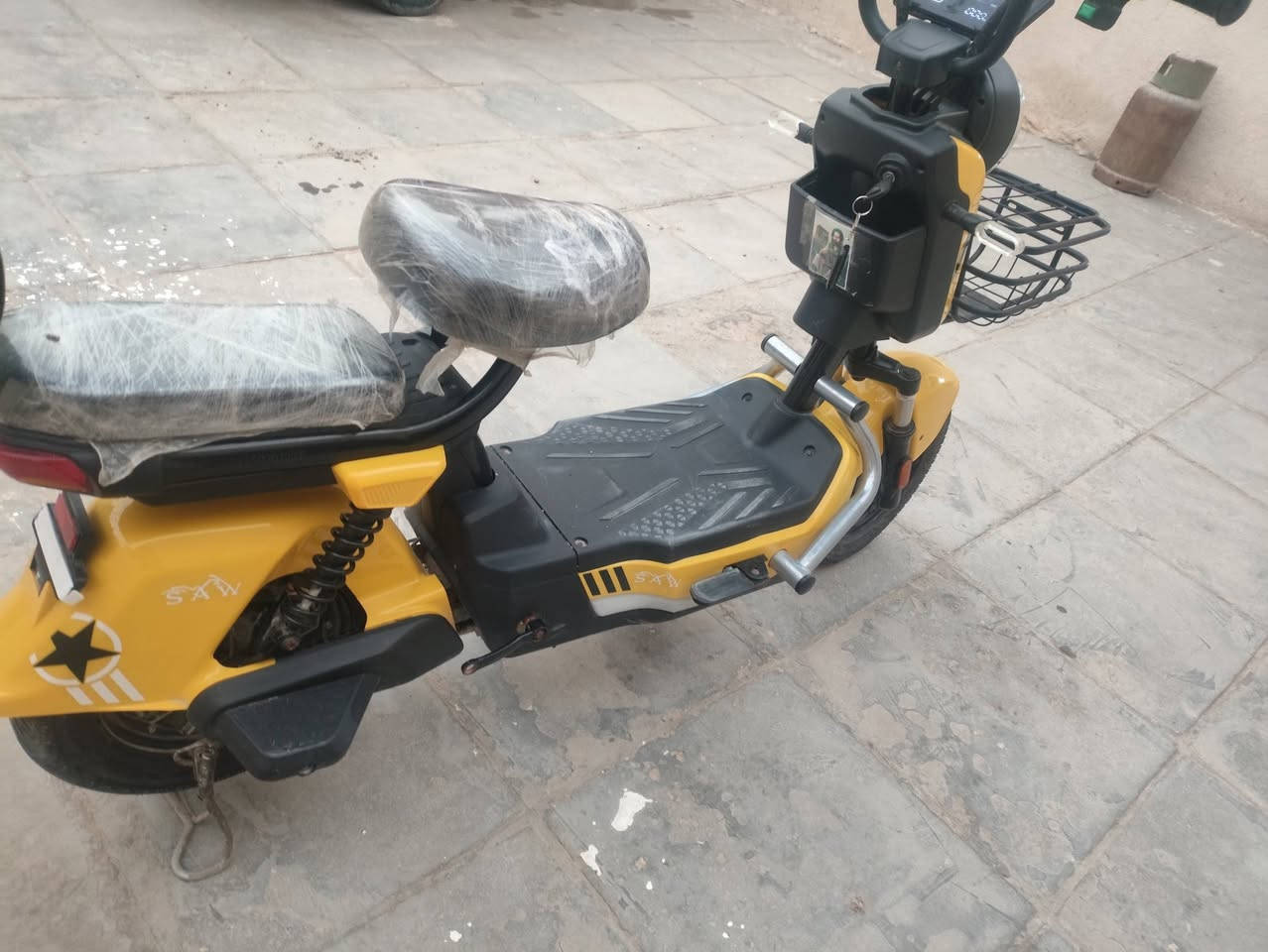 دراجة شحن  موديل 2025   اللون اصفر  للبيع. فول مواصفات  مكان السماوه الوركاء ***********
