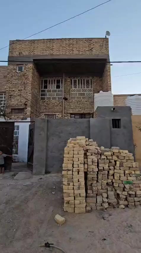 السلام عليكم بيت للبيع بالعسكري يم مدرسه جبل عامل المساحه 150 بيت طاب والصرف الاتصالى***********
