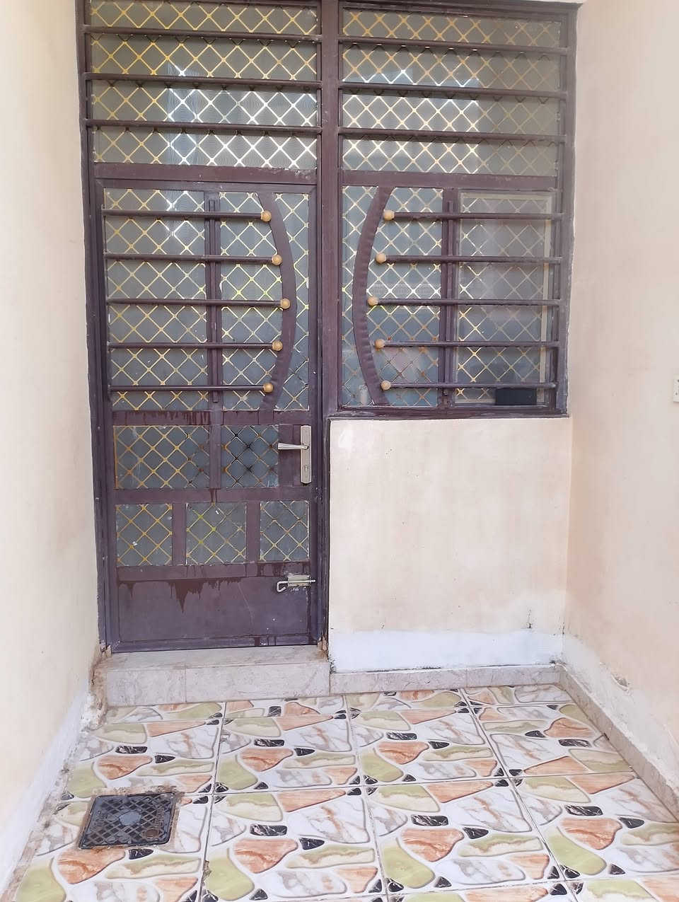 دار للبيع في بهرز حي المصطفى قرب جامع الفتاح المساحه 100متر مربع سند 25يحتوي البيت ع طابقين بناء حديث سنه 2020 يحتوي البيت على غرفه نوم وصحيات وصاله واستقبال ومطبخ ومناور ثنين
الطابق الثاني يحتوي ع غرفه نوم وصحيات وبيتونه والسطح ايزكوم مع الدار تناكي عدد3وكيزرمع مراوح ومبردة وكاونترللاستفسار الاتصال ع الرقم الاتي***********
