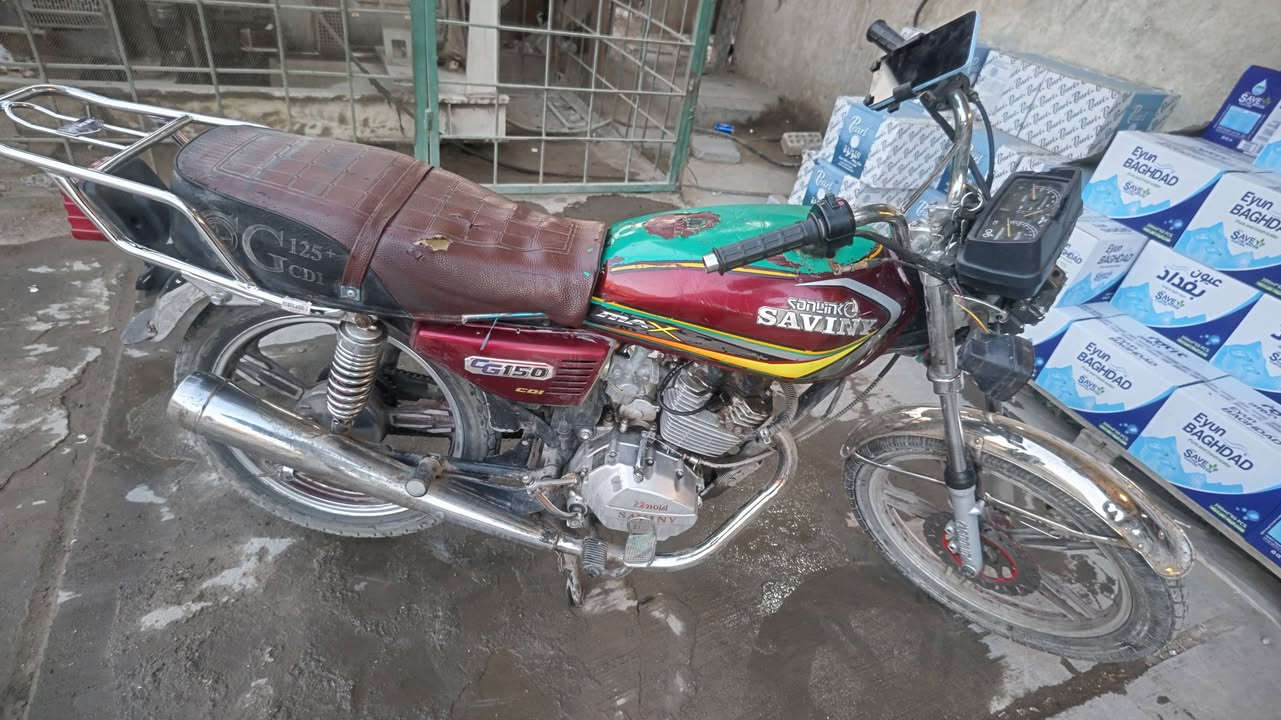 للبيع
ايراني 5 كير كايمة 
بيها نارية 
تحتاج بس تجفيت فقط تجفيت
يعني بس بوشة سعرها 20 الف 
مبدل بيها ملف جديد 
فلاوين جديد
كويل كهرباء جديد 
بريك خلفي جديد
واشرات محرك جديدة

250 الف بيها مجال اذا شراي 
المكان بياع مدينة الكرخ المائية
***********
