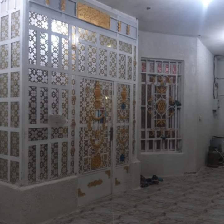 عقارات الموسوي | عرض عقاري مميز للبيع 🏡
بيت زراعي لقطة بمواصفات ممتازة وبناء حديث (كونكريت مسلح)، يجمع بين المساحة الواسعة والسعر المناسب جداً.
📍 الموقع:
خلف معارض الزبير.
📐 المساحة والتصميم:
المساحة الكلية: 400 متر مربع.
نوع البناء: صب كونكريت مسلح (بناء قوي ومتين).
📋 تفاصيل وتقسيم البيت:
البيت مصمم بتوزيع مريح ومساحات واسعة تناسب العائلات:
غرف النوم: غرفتين نوم بمساحة واسعة لكل غرفة (5 \times 4م).
الاستقبال: ديوانية/استقبال واسعة جداً وفخمة (8 \times 4م).
الصالة: صالة داخلية (هول) كبيرة  (8 \times 4م).
المطبخ: مطبخ بمساحة ممتازة وجاهز (5 \times 4م).
الخدمات: صحيات داخلية + صحيات خارجية.
الملحقات: كراج واسع للسيارة + حديقة تضفي إطلالة جميلة للبيت.
💰 السعر:
77 مليون دينار عراقي (والسعر قابل للتفاوض مع الشاري الجاد).
📞 للاستفسار والتواصل:
للمزيد من المعلومات أو لتنسيق موعد لمعاينة البيت، يرجى الاتصال على الأرقام التالية:
زين: ***********
آسيا سيل: ***********
