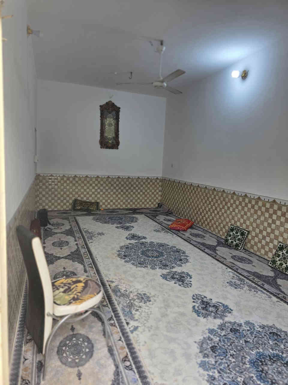 السلام عليكم بيت زراعي ركن عله شارعين مساحه ١٥٠ م بناء طابوك
التفاصيل غرف ١ + صاله + مطبخ + ديوانيه + صحيات داخليه وخارجيه 
المكان سوق الشيوخ قريه النصر يبعد عن الشارع الرئيسي ٢٥٠ متر حوالي   السعر ٤٣ مليون وبي مجال 
للستفسار *********** واتساب ***********
