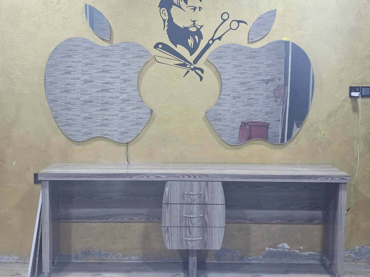 ميز اندي إيف مع مرايه عدد 2 للبيع 

التواصل  
***********
***********
