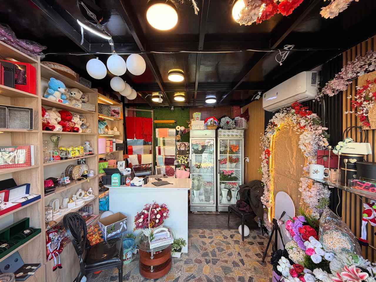 محل ورد وهدايا للبيع .... ( ايجاره شهري ٣٠٠ الف ) 
برادات ٢ 
سبلت جداري شغال 
فاترينات ٣ 
طابعه ابسون شغاله
سستم كامرات ٤ + شاشة كامرات 
ميز  كراسي عدد ٣ 
هدايا - بوكسات - دببه - كامل ملحقاته 
مخزن طابق ثاني ستاند جلادات 
ستاند ورد صناعي 
مخزن بي هواي امور تزيين سيارات ورد صناعي وغراض  
الموقع / كربلاء حي الموظفين شارع اعدادية جمانة مقابيل كوفي شاي ونعناع 
للاستفسار : ***********
اتصال وواتساب
