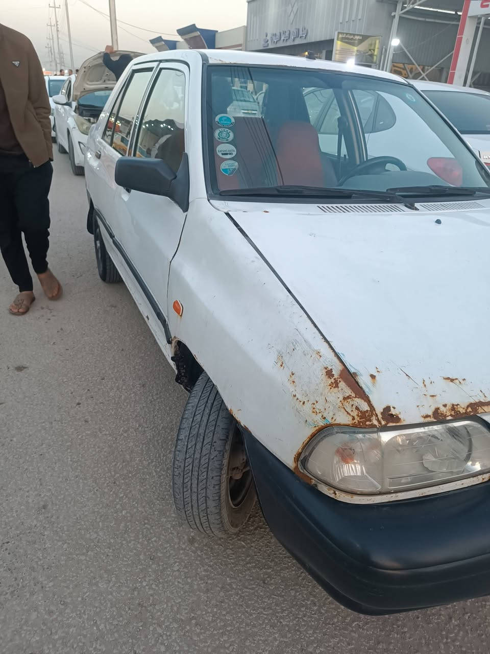 السلام عليكم سياره سايبه مديل 2015 السياره كير ومكينه وحداديه وتخم تاير كله جديد بيه طخات بسيطه رقم نجف شرط المدور مكانه نجف السعر 30وبيه مجال بسيط ***********
