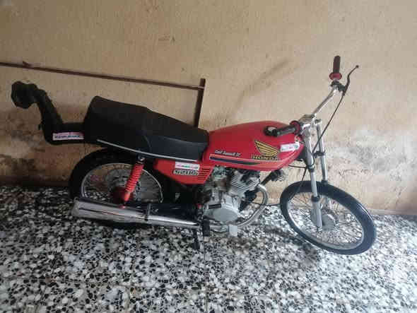 السلام عليكم شباب دراجه اربعه كير للبيع تعميره 25 لدراجه كلك 350 قفل محركه نامه برو ما مفتوحه شلعته تخبل لشراي يتصل *********** مكاني نجف الكوفه
