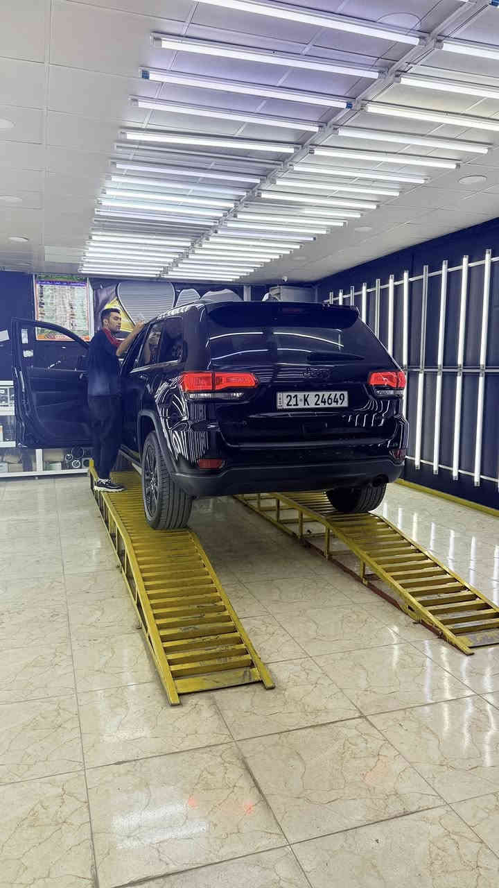 السلام عليكم جيب 2017 مواصفات عادية رقم سليمانية باسمي تحويل ثاني يوم السيارة جديدة كلش مكينة گير كفالة يعني ابد مامفتوحات بدون حادثها قطعتين جاملغين فقط شوية من الباب بدون ايرباك بدون بنيد بدون شواصي ولغود السيارة تخبل بالخير ع الياخذها مكانها بغداد *********** سعرها ٢٠٠ وبيها مجال كلش بسيط
