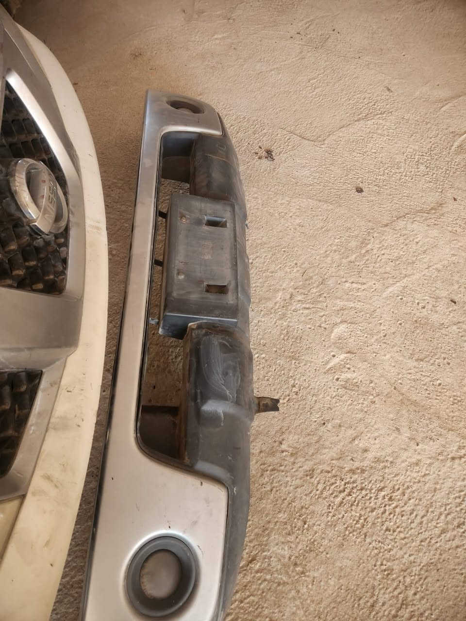 سلام عليكم يتوفر قطع غيار نيسان نيفارا للبيع الاتصال *********** السعر على الخاص رجاءا
