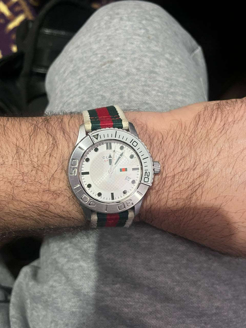 ساعة يد ماركة Gucci بتصميم رياضي انيق
مينا مستديرة 
علامات ساعه معدنيه 
خاصية عرض التاريخ 
هيكل وابزيم من الفولاذ 
زجاج زفير مقاوم للخدوش والصدمات 
سوار بالوان مميزه


**إذا كنت صاحب هذا الإعلان وتريد حذفه لأي سبب، رجاءا أرسل رسالة إلى الدعم الفني**