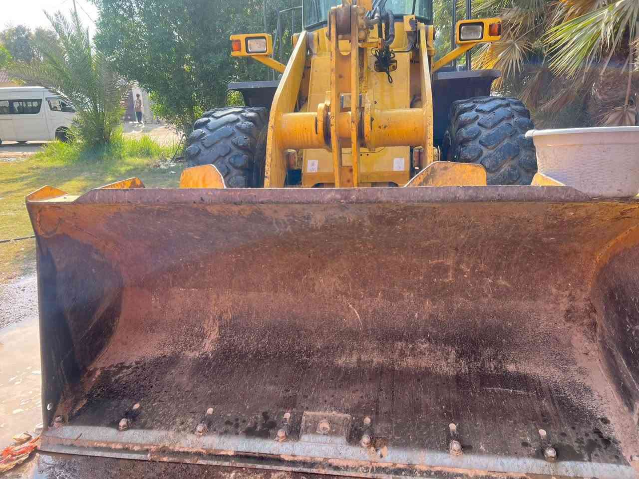 السلام عليكم للبيع شفل كوماتسو دخول جديد حجم 200 محرك 6 سلندر كمنز بعده منفيس مكينه جديده مشتغله قليل بالعراق 
للاستفسار الاتصال ***********
