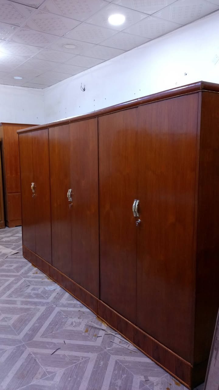 سلام عليكم كنتور 6بوب حطاطه مستخدم السعر 300 المكان رمادي الزراعة مقابيل الجنسيه  الموحده ***********
