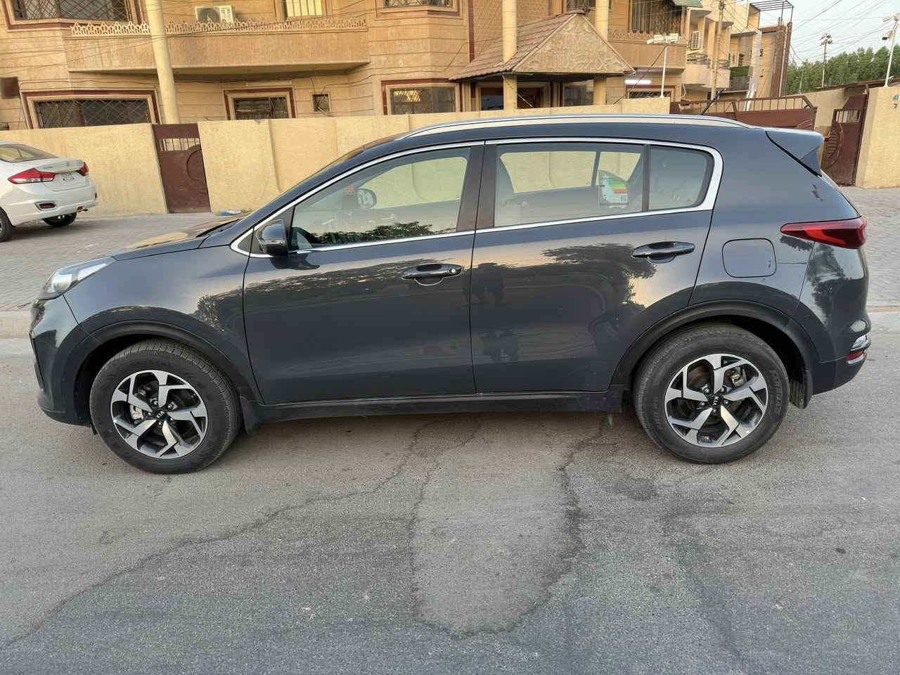 كيا سبورتج ٢٠٢٠ خليجية
ماشية ١٠٦
تبريد قطعتين 
محرك ٢٠٠٠ نضيف ما مفتوح والكير كذلك
السيارة نص مواصفات 
شاشة وكامرة خلفية وحساسات 
ونزول منحدرات 
تحكمات ستيرن 
مثبت سرعة 
السيارة نضيفة وحلوة ولونهة كلش حلو اسمنتي وقليل بل خليجي هذا اللون
السيارة بيهة قطعتين صبغ جاملغ ايمن وبنيد   
رقمهة اربيل وسنوية وهزة جديدة لحد ٢٠٢٨
السعر ١٧٠
العنوان بغداد حي العامل 
الرقم ***********  بي واتساب
