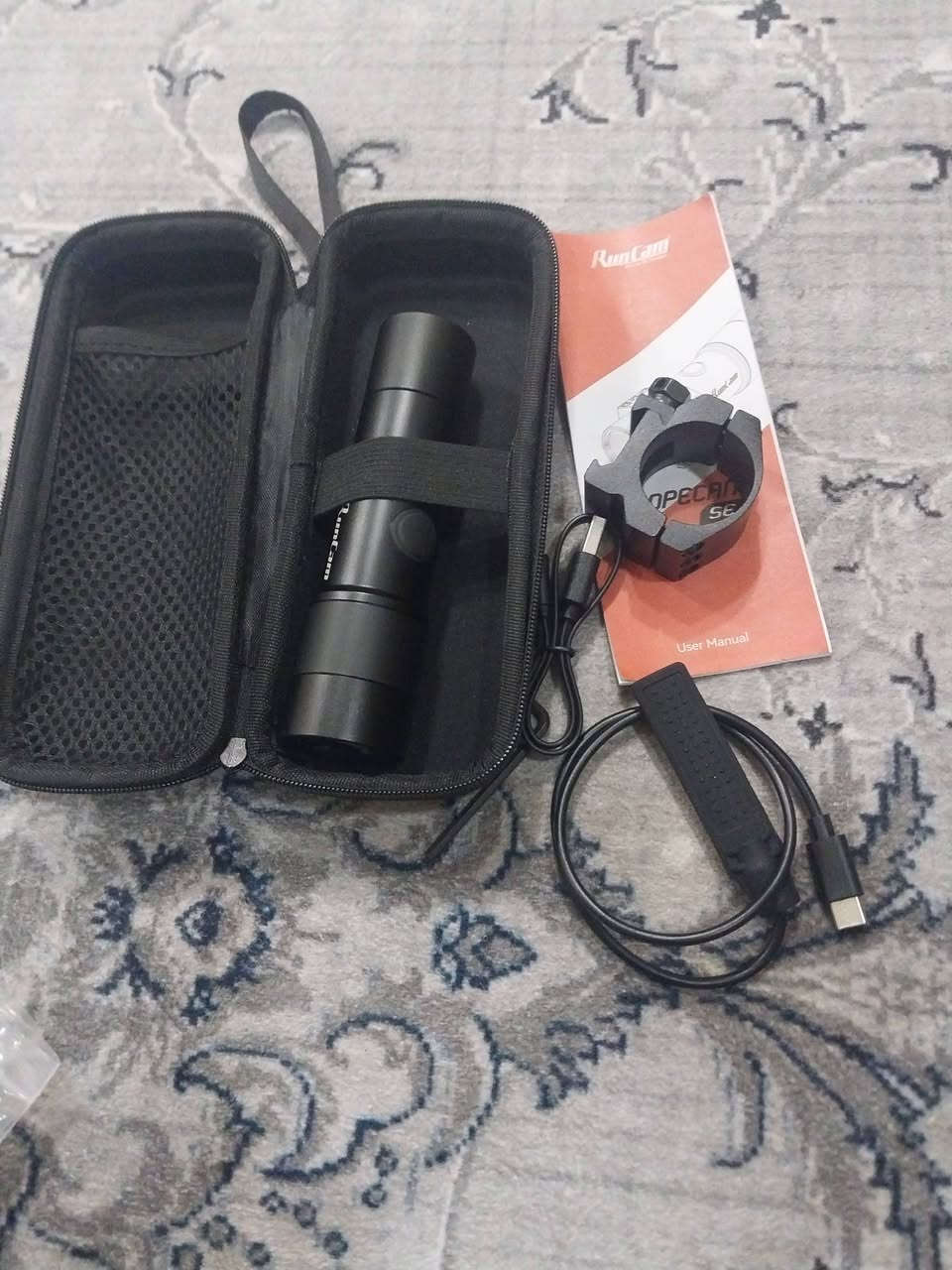 باله اوربي جديد غير مستخدم  ماركه فوول 
تسجيل بدقة 1080 بكسل بمعدل 60 إطارًا في الثانية
كابل فلاش باك مرفق
يتم تسجيل البيانات على بطاقات الذاكرة الصغيرة (Micro SD).
إذا كنت تبحث عن بديل ميسور التكلفة لكاميرا RunCam 4K لتصوير  كاميرا RunCam Scope Camera SE هي خيارك الأمثل!  كاميرا SE  RunCam الأصلية، حيث يتم تثبيتها على سلاحك عبر حلقة تثبيت قياسية بقطر 30 مم لقضبان بقطر 20 مم، مما يمنحك مرونة فائقة في كيفية ضبط سلاحك الأساسي.

تستطيع كاميرا Scope Cam SE التسجيل بدقة 1080P بمعدل 30 أو 60 إطارًا في الثانية، وتدعم بطاقات SD بسعة تصل إلى 512 جيجابايت، مع أن شركة RunCam توصي باستخدام بطاقة بسرعة كتابة U3 على الأقل. تتضمن المجموعة كابل USB من النوع C لشحن بطارية 18650 المرفقة ونقل البيانات، بالإضافة إلى ما يُعرف بكابل "Flashback"، وهو عبارة عن مفتاح ضغط على شكل ذيل فأر مصمم لتسجيل مقاطع فيديو مدتها 15 ثانية بضغطة سريعة. وكما هو الحال في كاميرا RunCam 4K، تستطيع كاميرا SE تسجيل الثواني الخمس إلى الخمس عشرة التي تسبق الضغط على المفتاح، تمامًا مثل كاميرات الشرطة المثبتة على الجسم!

توفر كاميرا Scope Cam SE أيضًا معاينات فورية للقطات عبر الواي فاي، حيث تتصل بتطبيق RunCam على أي جهاز محمول أو لوحي. إذا كنت تستخدم كاميرا مثبتة على الخوذة وترغب في الحصول على لقطات واضحة لأهدافك مع مؤشر الإصابة المميز، فإن كاميرا RunCam Scope Cam SE هي الخيار الأمثل


**إذا كنت صاحب هذا الإعلان وتريد حذفه لأي سبب، رجاءا أرسل رسالة إلى الدعم الفني**