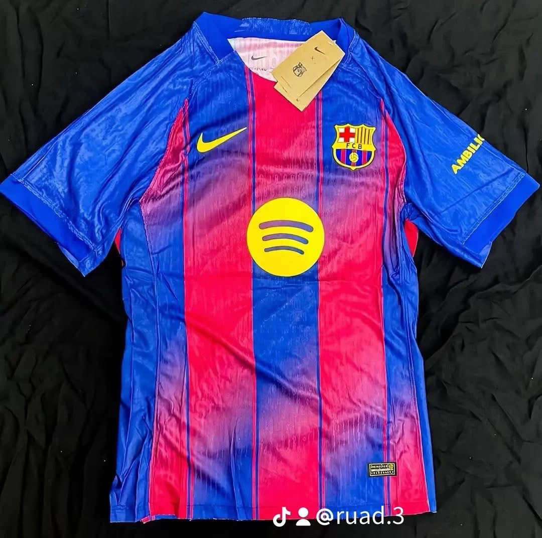 نسخة لاعب ب 7500 بس مفرد
جملة موجود قياسات من سمول الى ثلاثة اكس لارج 
*********** واتساب 
والي يريد نسخة مشجع 4 ب 25000
