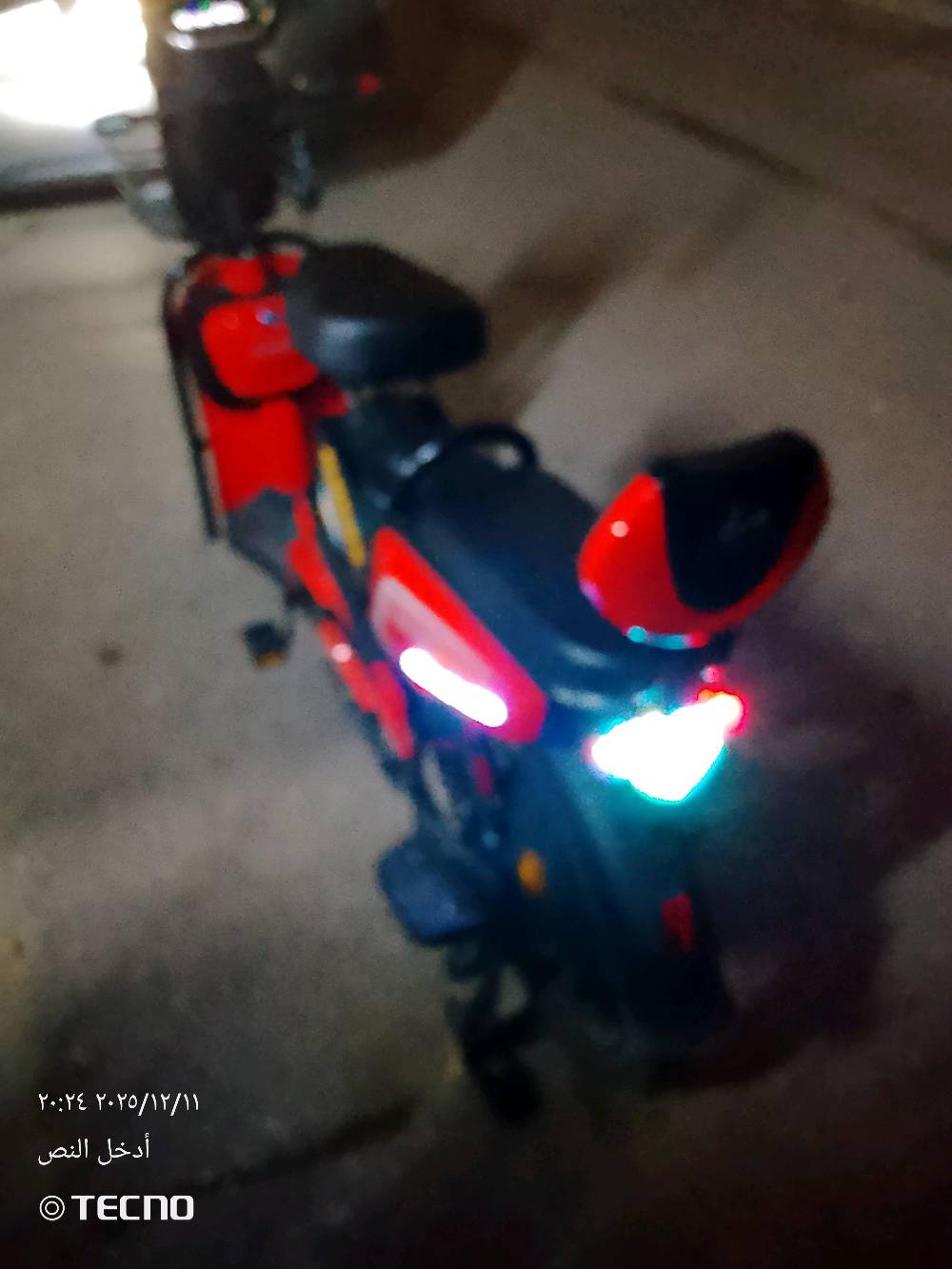 دراجة كهربائية حمراء بحالة ممتازة، مثالية للتنقلات داخل المدينة. مزودة بسلة أمامية وعجلات قوية توفر استقرار عالي. الإضاءة الأمامية والخلفية جاهزة للاستعمال في الأوقات الليلية. خيار اقتصادي وصديق للبيئة.