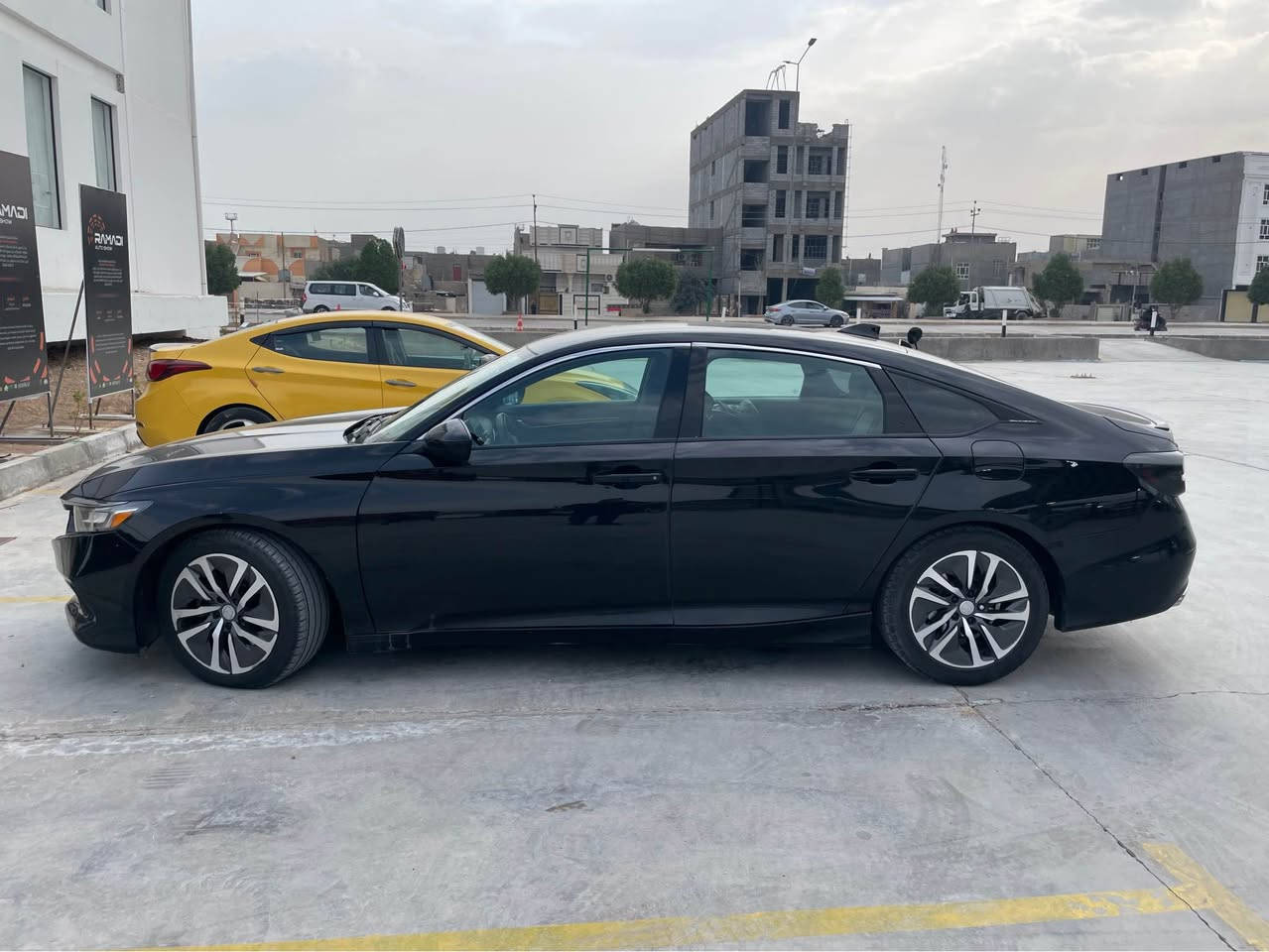 هوندا اكورد ٢٠٢٢ 
محرك ١.٥ تيربو ١٩٢ حصان 
فئة سبورت سبيشال اديشن 
كشنات جلد اسود
كشنات امامية كهرباء و تدفئة 
كاميرا خلفية 
مري تدفئة
نظام إغلاق تلقائي عند ابتعاد المفتاح عن السيارة 
تشغيل عن بعد 
بصمات ثنين 
منافذ شحن usb امامي و خلفي 
لايت خلفي رياضي متحرك 
ماشية 76000 كليومتر 
ويالة السيارة مبدلة من ١٩ الى ١٧ طسة انعم و اهدئ

السيارة يرادلها برمجة رادار 
ضربة السيارة خفيفة بالكشر فقط 
بيها بابين صفحة السايق صبغ و جاملغ تبديل شركة 
و باب الراكب تبديل شركة 
بدون دواخل بدون ايرباك 
مرفق صور السونار الحادث
رقم دهوك مميز 
السعر ١٤٨ ورقة 
السيارة بيها هزة لشهر ١٠/٢٠٢٦ 
تحويل مباشر ثاني يوم 
*********** 
اتصال/وتساب دهوك, العراق
