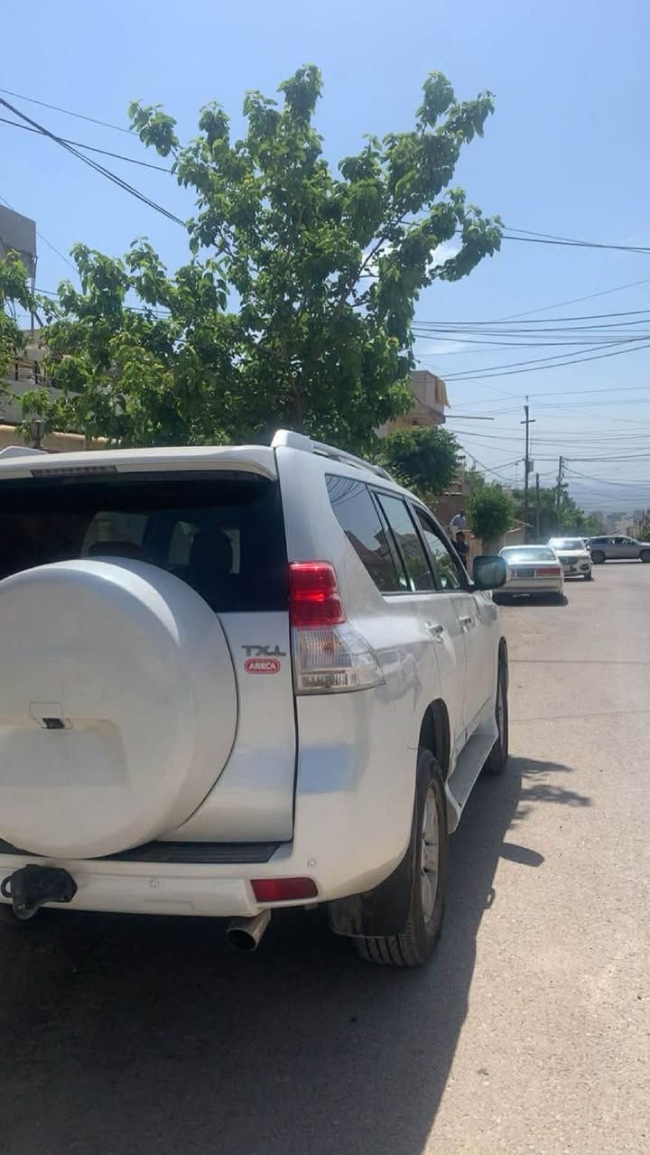 پرادۆ ٢٠١٣ / ٤ پستۆن
٢١٧ هەزار ڕۆشتوە
ساردو بۆیاخی نیە سۆنەرەکەیم دا ناوە 
مەکینەی کراوەتەوە بە شەرت سەوت و دوکەڵ و بوخاری نیە
نرخ / ٢٢٥ گەڵاو مەجالێ کەم
ژ.م / *********** السليمانية, العراق
