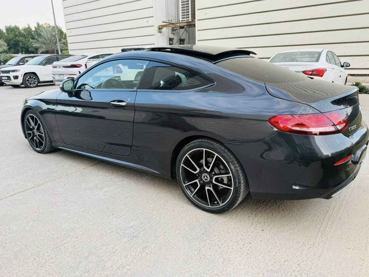 * مواصفات مرسيدس C300 كوبيه 2023: 
* المحرك: محرك تيربو 4 سلندر سعة 2.0 لتر بقوة 255 حصانًا. وارد أميركي �
* ناقل الحركة: أوتوماتيكي 9 سرعات. �
* نظام الدفع: دفع خلفي أو رباعي (4MATIC). �
* التسارع: من 0 إلى 100 كم/ساعة في 5.3 ثانية (4MATIC). �
* الميزات الداخلية:
    * إضاءة محيطية بـ 64 لونًا. �
    * نظام صوت Burmester ثلاثي الأبعاد (اختياري). �
    * مقاعد أمامية مدفأة. �
    * تشطيبات داخلية من الخشب ومفاتيح لمسية. 

    * كاميرا 360 درجة. �
    * مساعد النقطة العمياء. �
    * نظام تحكم تلقائي في المناخ. �
    * نظام ملاحة. �
    * فتحة سقف بانورامية 

      حادث السياره جاملغ خلفي جهه السائق 
     بدون دواخل وبدون ايرباك السياره ماشيه 
     24الف مايل السياره مكاني بغداد 
الاتصال *********** واتساب
