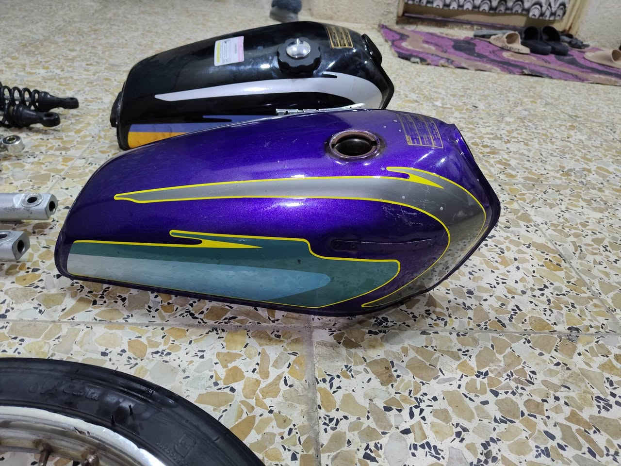 السلام عليكم اغراض مستعمله للبيع 
زوج وياله هنه وتوايرهن كاملات سعرهن. 50 
تانكيات 2. الاسود 15. والبنفسجي  10
كشن   10
سكان هوه اغراضه كامل ب 10  
صالنصه 10 
دبلات امامي كافير مال ايران. بلاد 30
دبلات خلفي مال ناما جدد مصار هواي مستعملات ب 15
دبلات خلفي مال كفير مال ايران ب 15 
شوته و واقيه خلفيه ثنينهن ب 5
ستان نص ودوسه بريك ثنينهن ب 5
ماشات خلفيات 2 وحده ام الشمس والثانيه ماكس ثنينهم ب 20
دواسه نص ب 5 
ماشه امامي ب 10
جاملغ خلفي كفير ويا بگ لايت بس شكل ب 10 
بطاله مال اشاير بلاش طبلات بريك امامي خلفي اصليات ثنينهم 15 
للتواصل هاذ رقمي *********** مكاني الزيوت الاغراض مستعملات وكلهن اصلي
