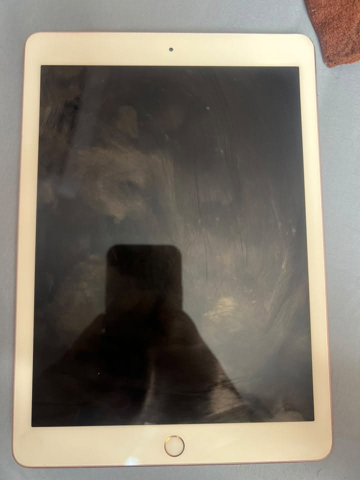 ايباد ٩ جيل التاسع 
جهاز نضيف ماداخل تصليح ومآخذه فقط لدراسه ذاكره ١٢٨ وبالصرف الشحن زين،تجي تاخذه من البيت وتفحصه بأيدك وملحقاته كفر حافظه وقلم،الديوانيه قضاء الشاميه رقمي وتساب ***********
سعره٢٢٥ وبي مجال
