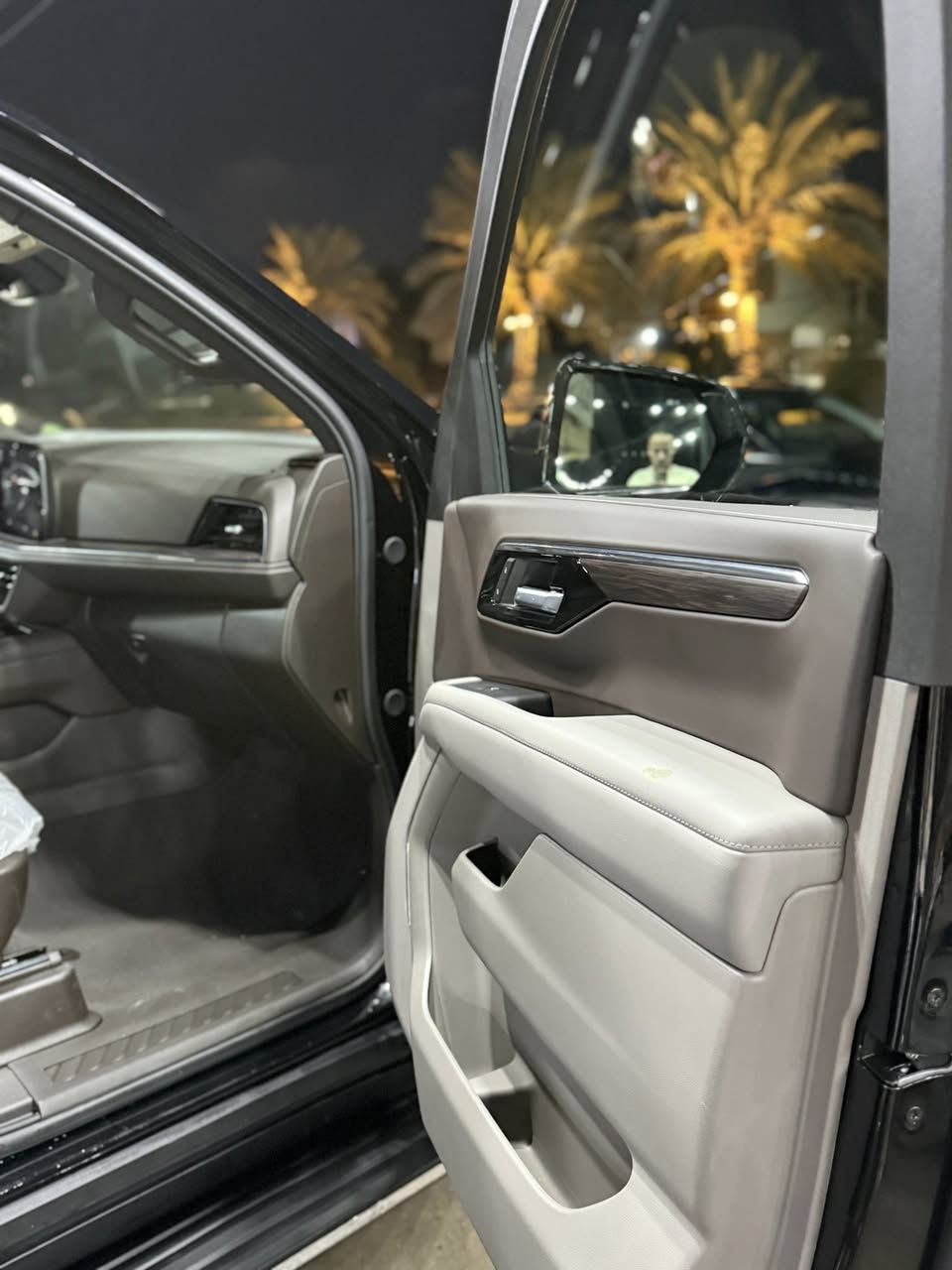 السلام عليكم 
تاهو 2025 خليجي 
1200 km
المحرك v8 … 5.3
تكييف ثلاث مناطق (Triple-Zone).  ￼
 • شاشة معلومات/ترفيه مع Apple CarPlay & Android Auto.  ￼
 • نظام صوت بعدد سماعات مناسب.  ￼
 • منافذ كهرباء متعددة (12V / 230V).  ￼
 • تحكمات على عجلة القيادة / معلومات السائق.  ￼
8 وسائد هوائية .  ￼
 • مراقبة ضغط الإطارات TPMS.  ￼
 • نظام تثبيت سرعات متكيف (Adaptive Cruise Control).  ￼
 • نظام الكبح مانع الانزلاق ABS + EBD.  ￼
 • BLIS (مراقبة النقطة العمياء).  ￼
 • نظام مساعد البقاء في المسار.  ￼
 • حساسات/كاميرا أمامية وخلفية للركن.  ￼
***********
