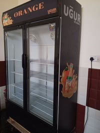 ثلاجة عرض تجارية UGUR lstanbul بابين زجاج  •حالة جيدة جداً  •تبريد ممت...