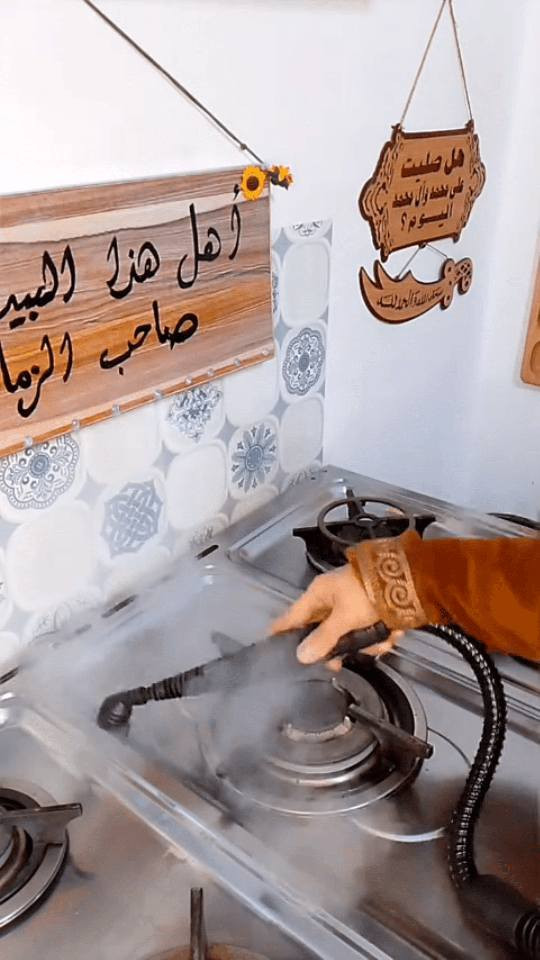 منظف بخاري محمول RAF R.1028 بقوة 1000 واط – 10 ملحقات متعددة

الاستخدامات

تنظيف وتعقيم الأرضيات، السيراميك، والرخام.

إزالة الدهون المتراكمة عن أسطح المطبخ والفرن.

تنظيف الزجاج والمرايا والنوافذ بدون مواد كيميائية.

تعقيم الحمامات والحنفيات والفواصل بين البلاط.

تنظيف الأرائك، الستائر، والمفروشات بالقماش المخصص.

إزالة الأوساخ من زوايا ضيقة يصعب الوصول إليها.

تعقيم لعب الأطفال وبعض الأسطح الصلبة بالبخار.

المميزات

قدرة كهربائية: 1000 واط لأداء قوي وسريع.

سعة خزان الماء: 350 مل.

درجة حرارة البخار: حتى 100° مئوية.

ضغط بخار أقصى: 3 بار.

معدل تدفق البخار: 25–30 غرامدقيقة.

زمن التسخين: تقريباً 3 دقائق.

تشغيل على كهرباء: 220–240 فولت | 5060 هرتز.

نظام أمان بغطاء محكم وصمام حماية للضغط.

تصميم محمول وخفيف الوزن وسهل الاستخدام.

سلك طويل بطول 250 سم لحرية حركة أكبر.

يعمل بدون الحاجة إلى مواد تنظيف كيميائية.

10 ملحقات مختلفة لتعدد الاستخدامات.

محتويات الصندوق

الجهاز الرئيسي RAF R.1028.

خرطوم مرن.

رأس بخار مستقيم.

رأس بخار منحني.

فرشاة دائرية.

قطعة تنظيف زجاج.

قاعدة مسطحة مع قماش تنظيف.

كوب قياس.

قمع تعبئة.

حلقات مطاط احتياطية.

الملاحظات

لا يُفتح غطاء الخزان أثناء التشغيل أو قبل تفريغ الضغط.

يُستخدم ماء عادي فقط داخل الخزان.

يُنتظر حتى يبرد الجهاز قبل إعادة التعبئة.

يُفصل الجهاز عن الكهرباء بعد الانتهاء من الاستخدام.

يُحفظ بعيداً عن متناول الأطفال. بغداد, العراق


**إذا كنت صاحب هذا الإعلان وتريد حذفه لأي سبب، رجاءا أرسل رسالة إلى الدعم الفني**