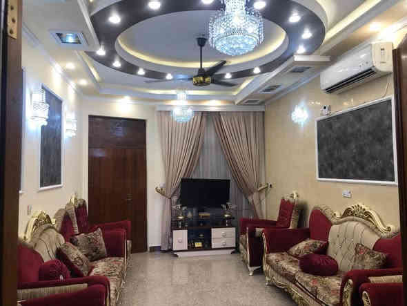 السلام عليكم بيت مساحته 170 مسلح ثلاث طوابق واجهه 8،5 ونزال 20م كراج مع خدمات خارجيه واجهه مرمر يحتوي 6غرف نوم السقوف كلها مغربي البيت درجه اولى مقابل الاسواق المركزيه حي التجار الاستفسار الاتصال على 

***********
