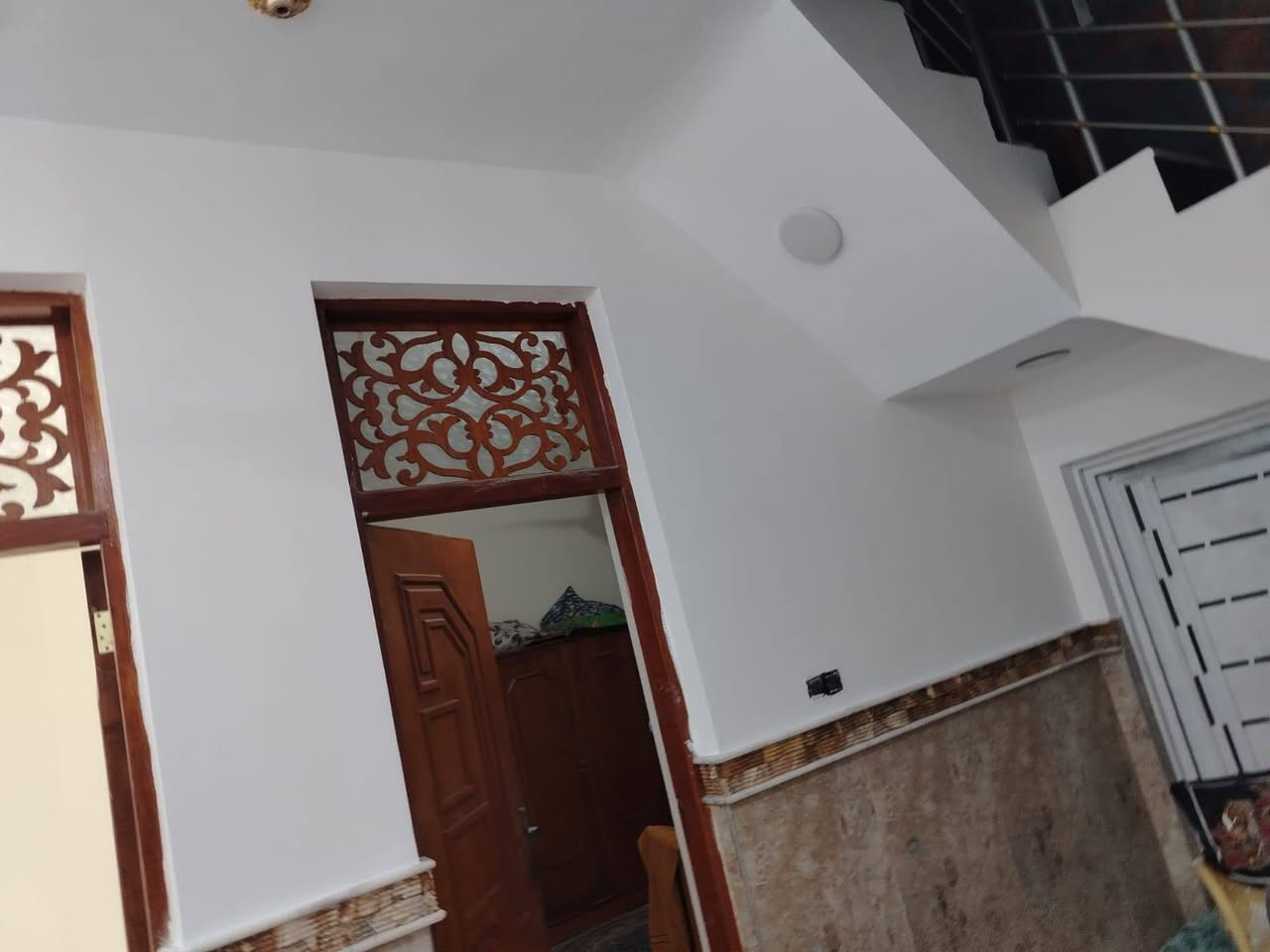 السلام عليكم بيت للبيع في مدينه الصدر قرب مركز شرطة الساهرون موقع تجاري طابقين الطابق الارضي غرفتين وصاله ومطبخ وحمام عدد٢ وطابق الثاني غرف نوم عدد٣ ومخزن كبير طابق الثالث مطلوب اسكان تسديد الشهر ٢٤٨ ألف وباقي ٤٠ مليون للاستفسار الاتصال على الرقم ***********
