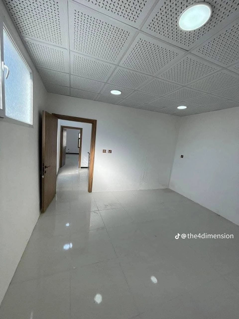 🏠 فرصة سكنية لا تُعوض في مجمع الأميرات 2 السكني 🏠
للباحثين عن الرفاهية، الهدوء، والموقع الاستراتيجي.. نعلن عن توفر دار سكنية مميزة جداً جاهزة للسكن الفوري في قلب مجمع الأميرات 2.

✨ أبرز مواصفات الدار:
• الموقع الذهبي: يقع في المربع الرابع – منطقة مسكونة بالكامل وحيوية.
• إطلالة ووصول سهل: قرب شارع 30 ومدخل المجمع الرئيسي، وعلى امتداد منطقة السنتر والخدمات.

• المساحة: 250 متر مربع.
• التصميم: بناء حديث طابقين يحتوي على 3 غرف نوم واسعة ومريحة.
• الحالة: جاهز للسكن (مفتاح) مع توفر كافة الخدمات الأساسية.

📍 لماذا هذا العقار؟
لأنه يجمع بين القرب من المراكز التجارية (السنتر) وسهولة التنقل، في مربع يعتبر من أرقى وأهدأ مربعات المجمع.

📞 للتفاصيل والاستفسار عن السعر:
يرجى مراسلتنا عبر رسائل الصفحة أو الاتصال المباشر على الأرقام التالية:
👉 ***********
👉 ***********
سكنك المريح بانتظارك.. سارع بالحجز!
