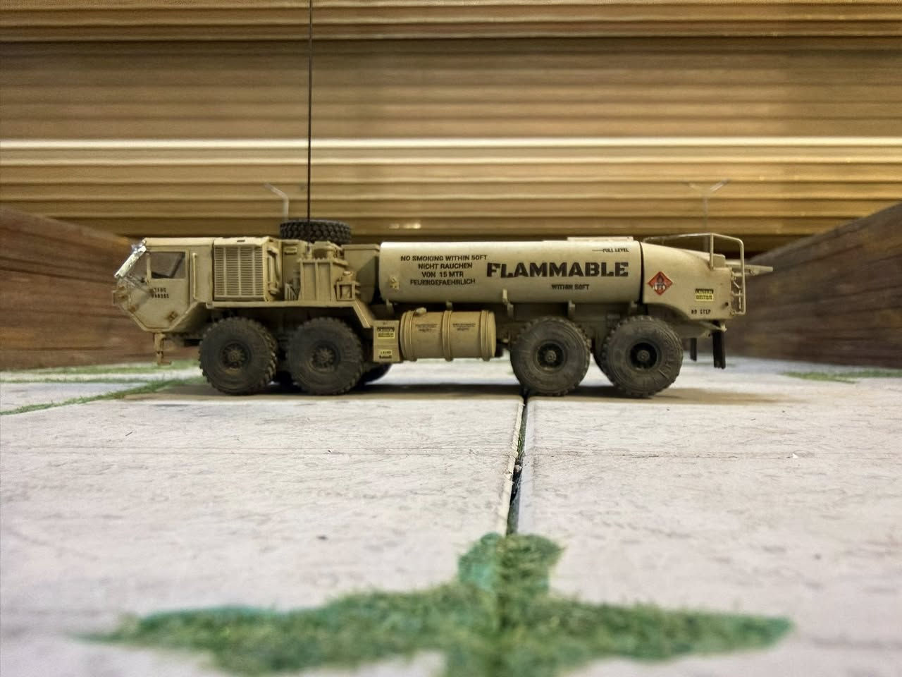 اظافه للمجموعه
Oshkosh M978 HEMTT (ناقلة وقود)، وهي النسخة الأحدث والأكثر تطوراً من عائلة شاحنات HEMTT الطراز: M978 Heavy Expanded Mobility Tactical Truck.المهمة: تزويد المركبات القتالية والمروحيات بالوقود في الخطوط الأمامية.سعة الخزان: يمكنها حمل 9,463 لتر (2,500 غالون) من الوقود السائل.نظام الضخ: كما يظهر في الجزء الخلفي المفتوح من النموذج، الشاحنة مزودة بنظام ضخ جبار يسمح بتزويد مركبتين بالوقود في وقت واحد بسرعة تدفق تصل إلى 1,135 لتر في الدقيقة.المحرك والقوة: تعمل بمحرك Caterpillar C15 ديزل، يوفر قوة 515 حصان، وهي مجهزة بنظام دفع ثماني 8x8 يمنحها قدرة فائقة على عبور الخنادق والمياه بعمق يصل إلى 1.2 متر. العلامات التحذيرية: تظهر كلمة "FLAMMABLE" (قابل للاشتعال) بشكل واضح، مع ملصقات الأمان والمخاطر الكيميائية (نظام الماسات الملونة) التي تُستخدم في الجيش الأمريكي.الترقيم العسكري: يحمل النموذج أرقاماً مثل "21TSC 39T"، وهي تشير إلى وحدات الدعم اللوجستي (Theater Sustainment Command) المسؤولة عن تأمين الإمدادات.نظام التعليق: يظهر التصميم الدقيق للعجلات الثماني الضخمة، وهي ميزة أساسية تسمح للشاحنة بتوزيع وزن الوقود الثقيل بالتساوي لمنع غرقها في الرمال.تعتبر هذه الشاحنة هي "العمود الفقري" للإمداد بالوقود في معظم العمليات العسكرية الحديثة الكبرى


**إذا كنت صاحب هذا الإعلان وتريد حذفه لأي سبب، رجاءا أرسل رسالة إلى الدعم الفني**