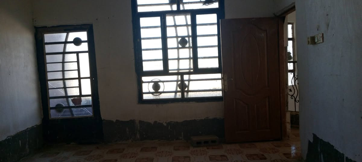 بيت البيع مساحه 200متر في حي الرباب على شارع رئيسي تبليط ومقرنص ***********
