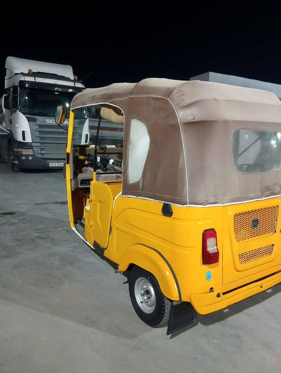 سلام عليكم تكتك للبيع بيه ظربات التكتك بس معمره تعمير حلو 21 شهر 12 مداور مباشر مكينه تجفيت شركه  تكتك خير من الله الشراي يتصل ***********
