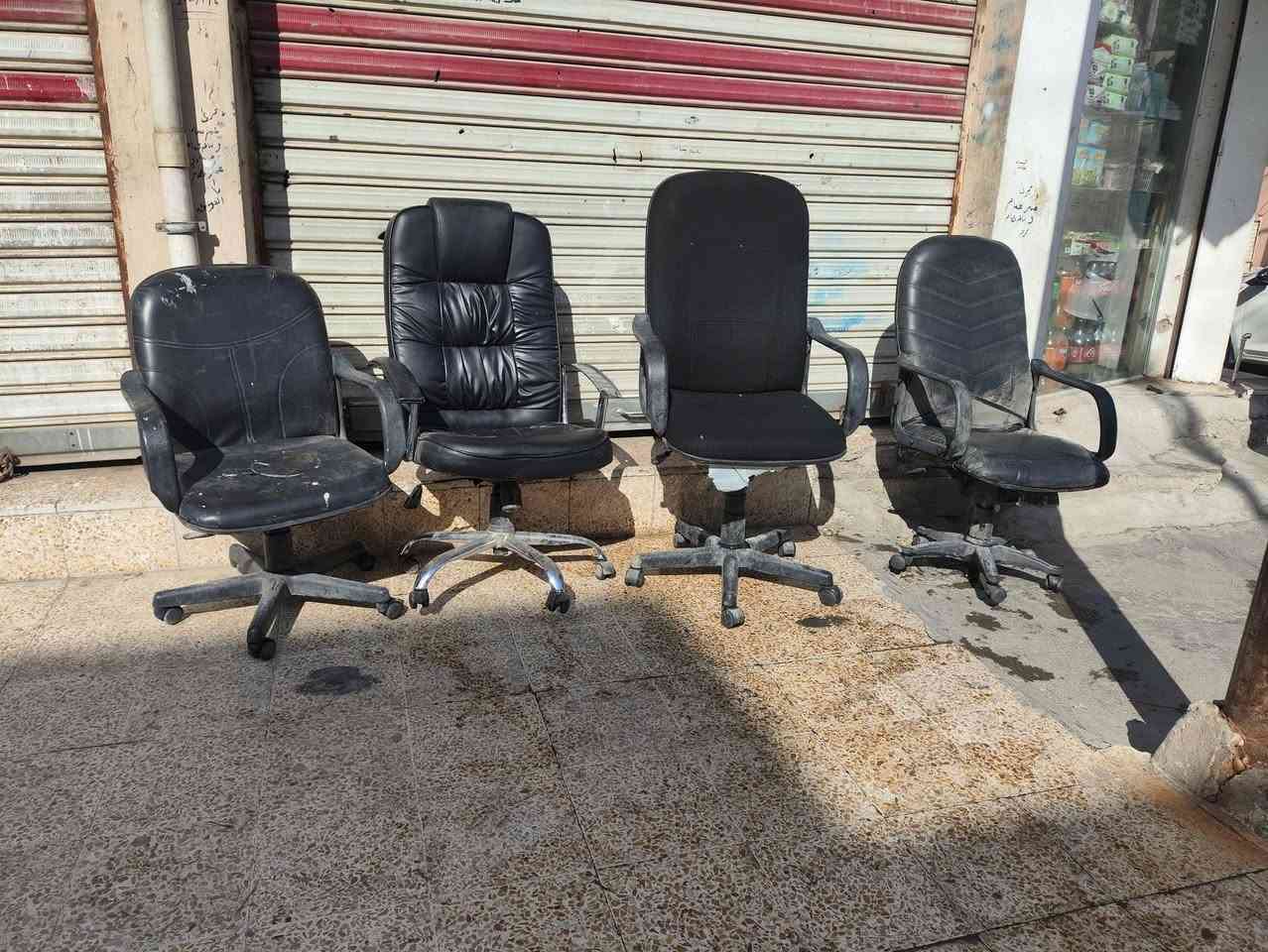 كراسي للييع
ابيع 
المكان وادي حجر قرب مطعم الحجي 
***********
