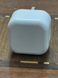 من رخصه الادمن  للبيع شاحنه 20 واط لل ايفون اصلي اشتريته ب 35الف و الو...