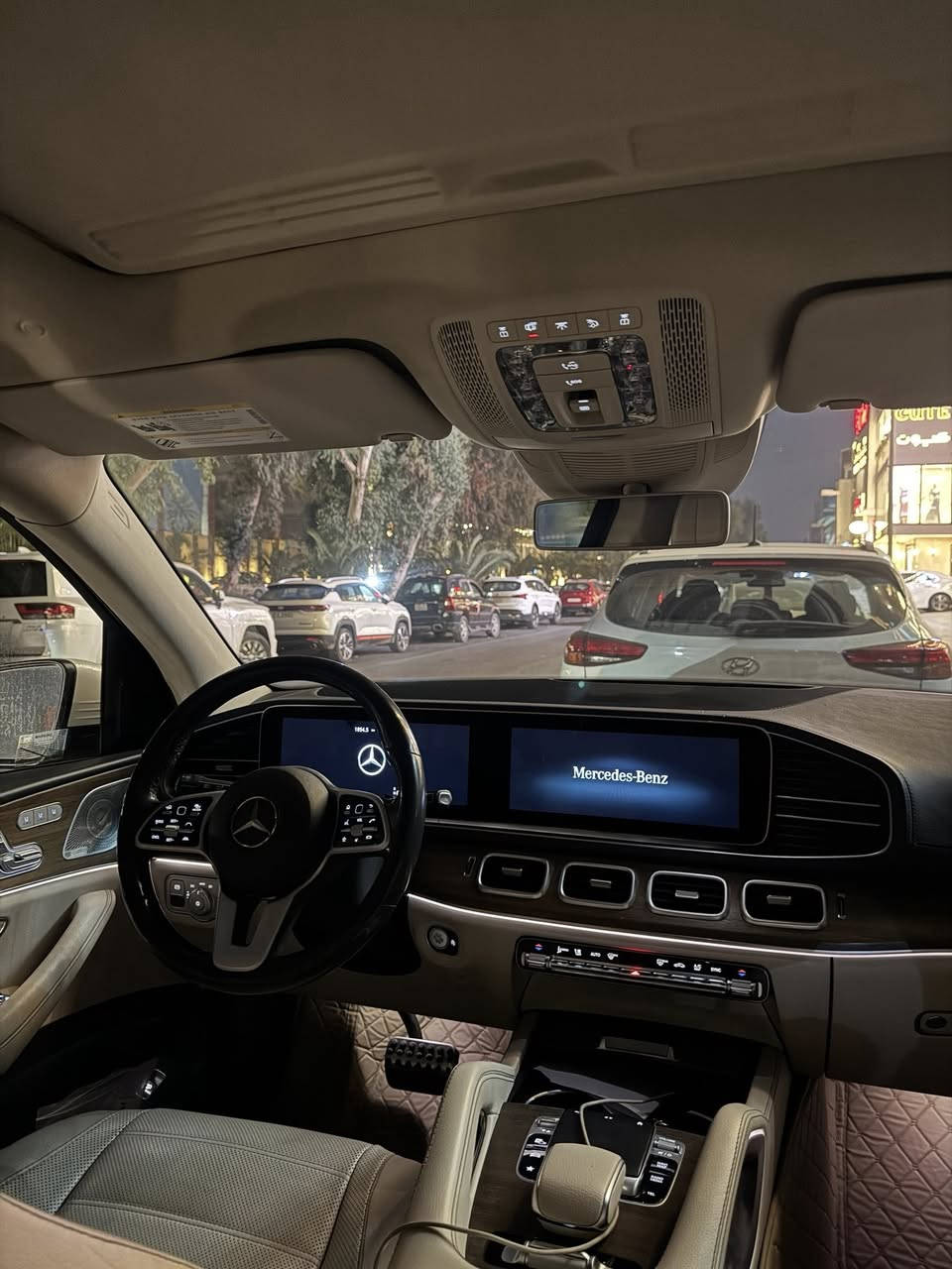 السلام عليكم.. للبيع سيارة مرسيدس GLS 580 (المحرك الجبار 8 سلندر)، السيارة قمة بالنظافة، وجاهزة للاستخدام وباسمي تحويل ثاني يوم بمرور بغداد.
 الموديل: 2020
 المحرك: 8 سلندر توين توربو (V8 BiTurbo) سعة 4.0 لتر - قوة وعزم جبار مع تقنية EQ Boost الهجينة.
 الممشى: 62 ألف ميل فقط.
 نظام الدفع: دفع رباعي مستمر (4MATIC).
 الرقم واللوحات: رقم بغداد والسيارة باسمي.
✨ أبرز المواصفات:
 سقف فتحة (سلايد روف).
 3 قطع كراسي (7 مقاعد) جلد طبيعي فاخر تحكم كهربائي كامل.
 كراسي أمامية (تدفئة، تبريد، ومساج بوضعيات متعددة).
 نظام تكييف متطور وعزل حراري تام لكل راكب.
 شاشات Mercedes MBUX الكبيرة تعمل باللمس ونظام صوتي فاخر (Burmester).
 كاميرات 360 درجة (رؤية محيطية كاملة للمساعدة على الركن).
 رادارات متكاملة (تحديد مسار، مانع تصادم، مثبت سرعة تفاعلي).
 نظام تعليق هيدروليك (AIRMATIC) لراحة تامة على الطرقات والمطبات.
 أبواب شفط (Soft-close).
 إضاءة داخلية محيطية Ambient Lighting بـ 64 لوناً.
⚠️ حالة البدي والضرر ():
 السيارة بيها 3 قطع صبغ (جاملغ مبدل ومصبوغ + باب مصبوغ + بنيد مصبوغ).
 ملاحظة  السيارة بدون إيرباغ (ما طاك)، وبدون شاصي ولغد، الدواخل والأساسات كلها سليمة وجاهزة وكالة.
📍 مكان السيارة: بغداد.
💵 السعر المطلوب: 50,000 دولار (5 دفاتر) وبيه مجال .
📞 للتواصل والاستفسار 
رقم الهاتف: ***********
متواجد واتساب.
