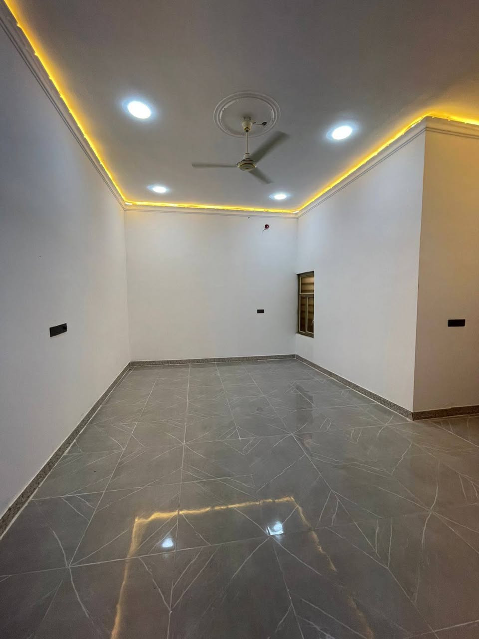 #اسعد_الله_اوقاتكم_بكل_خير⁉️👋🏼
***********
دار سكن للبيع بناء 2026

#المساحه 200متر 

#جنس_العقار :: طابو ملك صرف زراعي باسم عراقي سند 25 

#العنوان :: البصره البهادريه شارع سيد غريب مقابيل مرطبات جوز وموز

#يحتوي البيت على 2 غرف منام كبار
و ديوان
و مطبخ و صاله
و مناور عدد 2
و صحيات داخلي وخارجي  و كراج سياره
ويحتوي علي حديقه🌲🌲

#البيت جاهز من كلشي تستلم البيت عنده المكاتبه
كامل من مقطوره و كيزر و ماطور
جيب اثاثك و اكعد
و الف عافيه الي ياخذه

جميع الخدمات متوفره ماء كهرباء  
#السعر ((118 مليون وبي مجال 
فارق جاهزة للسكن تستلم بيتك عند المكتبة مباشر 
#للاستفسار الاتصال على الهاتف 📳📞
📳 ***********)📳
