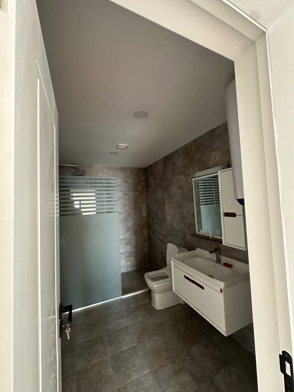 شقة للبيع استلام مباشر
مجمع فلوريا ستي قسم نيركز تاور 

تتكون من 

مساحة(١٧١) متر

غرفتين نوم وحدة بيهم سويد ماستر وحدة بيهة بلكون مطبخ صالة 

(٢)صحيات 

طابق(١٥) 

لتفاصيل اكتر اتواصل ويا الرقم التالي 

***********

#احمد_للعقارات
