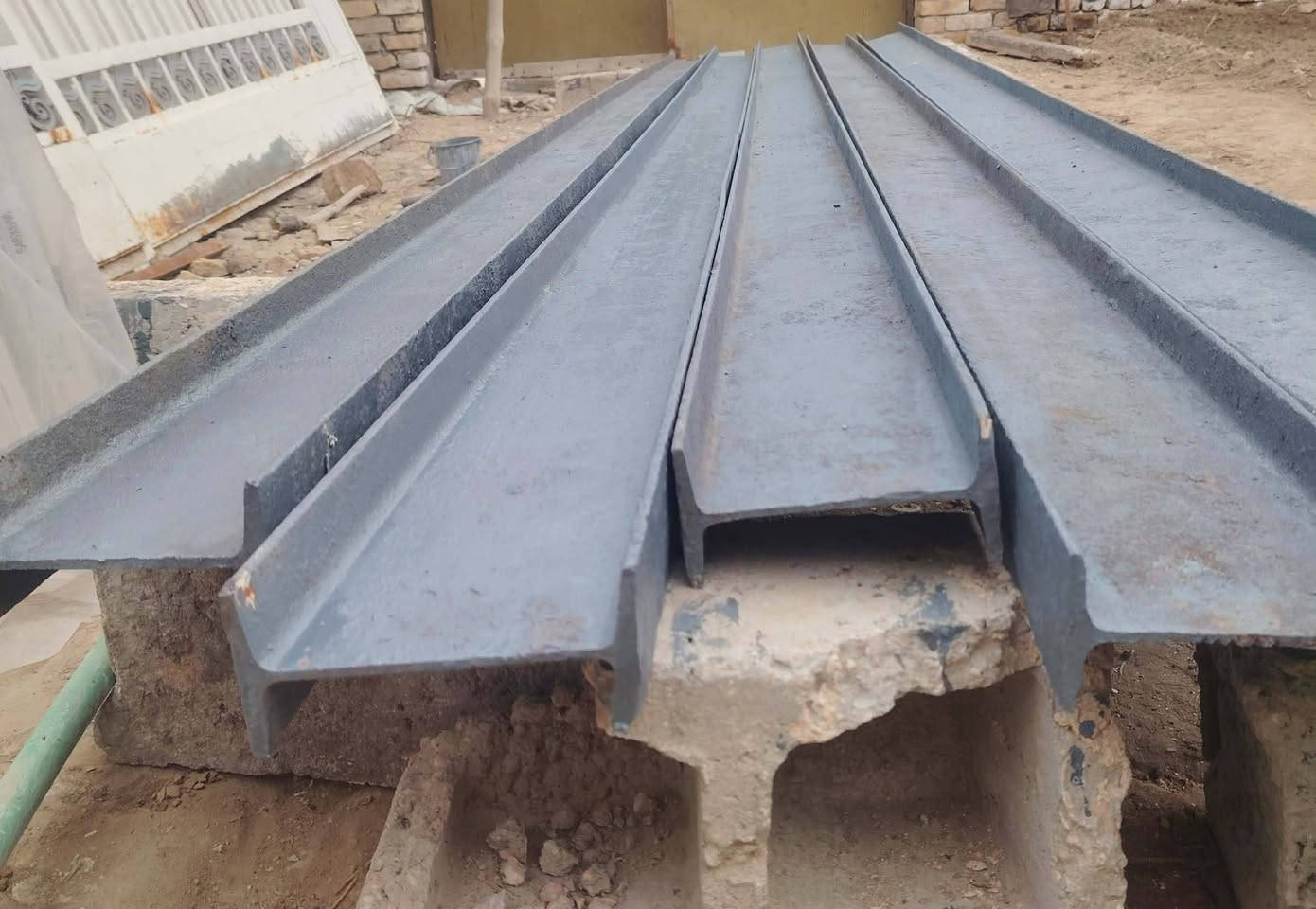 السلام عليكم بلجيكي جسر للبيع ابو 6 جسر عددهن كلهن 5  وقياسهن الوحده 4 امتار ونص مكان ديوانية ***********
