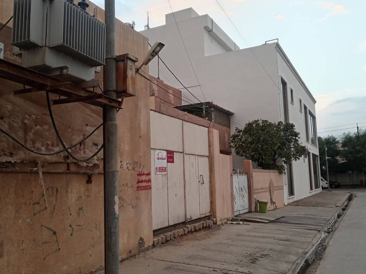 قطعة أرض طابو ركن مع برج اسياسل للبيع
الوارد السنوي / ٣٢٥٠٠٠٠ دينار
العنوان / كركوك حي النصر الثانية قرب مستشفى الولادة والأطفال 
المساحة / ١٥٠ متر ركن
الواجهة / ١٠ أمتار في ١٥ متر
للاتصال / ***********
