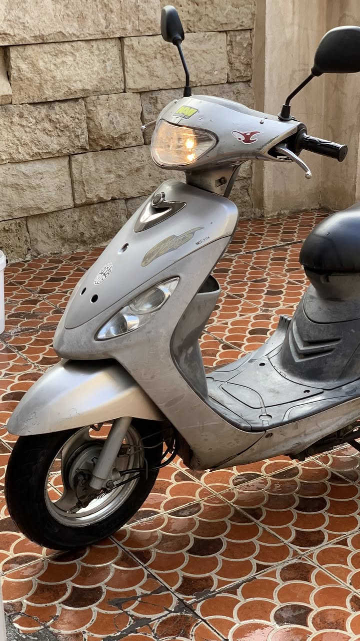 درجة ماكس منغولي
كفرات اصلية مختمه بيها شخوط 
كهربائيات شغاله ما عده لايت امامي 
والمحرك بي تبخير 
السعر 450الف وبي مجال 
العنوان حي اور مقابيل مدرسة البصره 
***********
