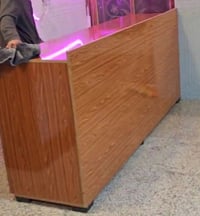 ميز رسبشن  طول مترين ونص ارتفاع متر وعرض 50 للبيع الميز مستعمل  السعر ...